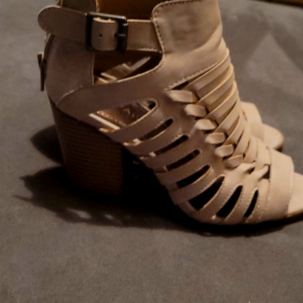 Beige sandal with chunky heel